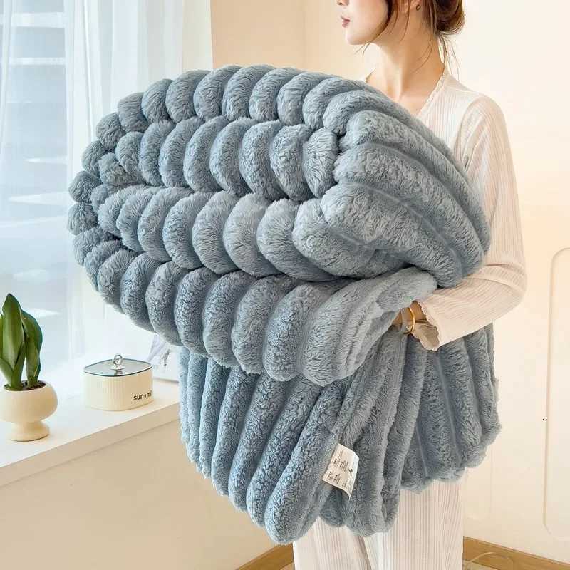 Light luxury Solid Color Multifunctional Rabbit Velvet Blanket Winter Thick Warm Flannel Used For Bedroom Living Room Blanket H251216 - view 4
