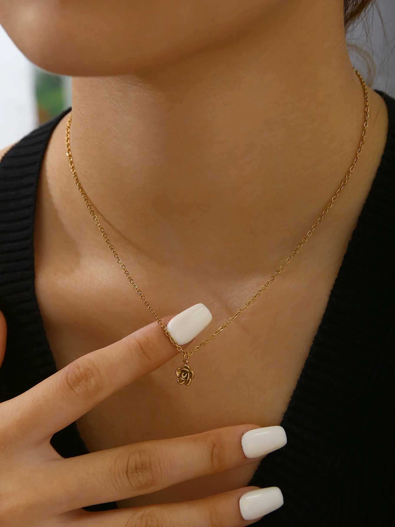 Exquisite Small Temperament Fashion Simple Stainless Steel 18K Gold-Plated Small Flowers Rose Camellia Pendant Necklace WomenS M251216