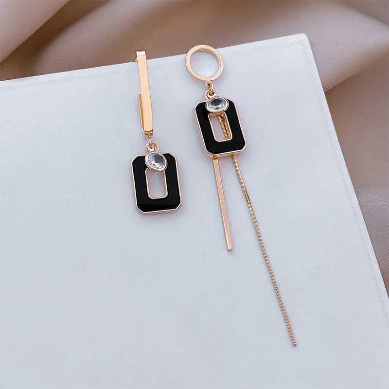 2024 New Design Asymmetric Geometric Black Square Pendant Metal Long Earrings Fashion Classic Jewelry for Party Womans Earring G251216