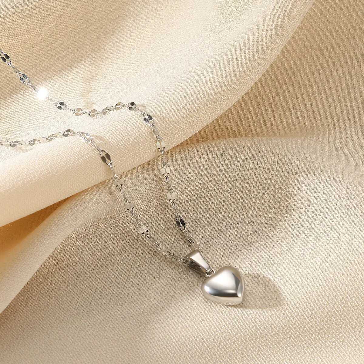StainlESS Steel Heart ShAPe Necklace For Women New TrenDY Lip Chain Simple Pendant Necklace Jewelry Gift M251216