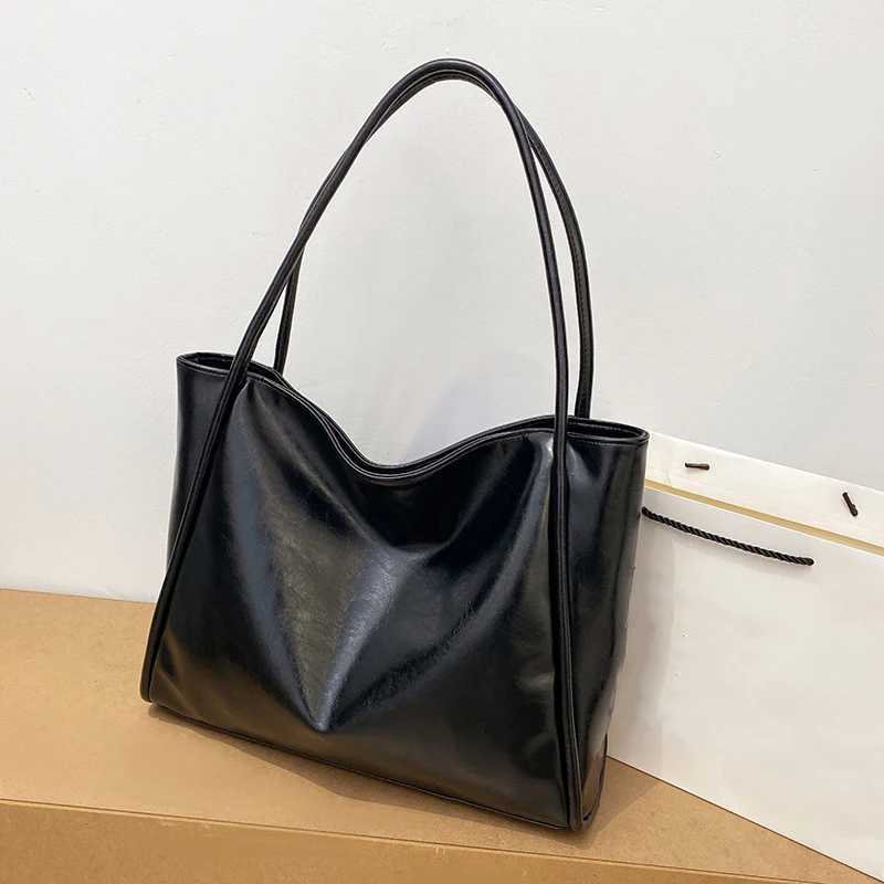 New Soft Leather Large Capacity Tote Bag with Niche Design For Handheld Use Women Commuting Shoulder Underarm Bag M251216