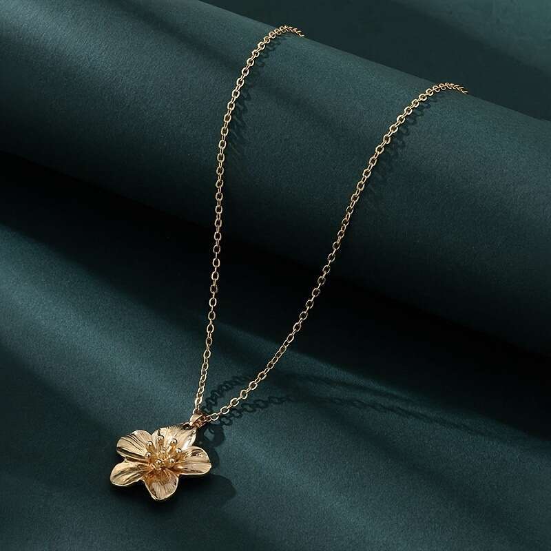 European and American Cross-Border Metal Pleated Flower Pendant Vintage High-End Fashion Elegant Petal Collarbone Chain Necklace