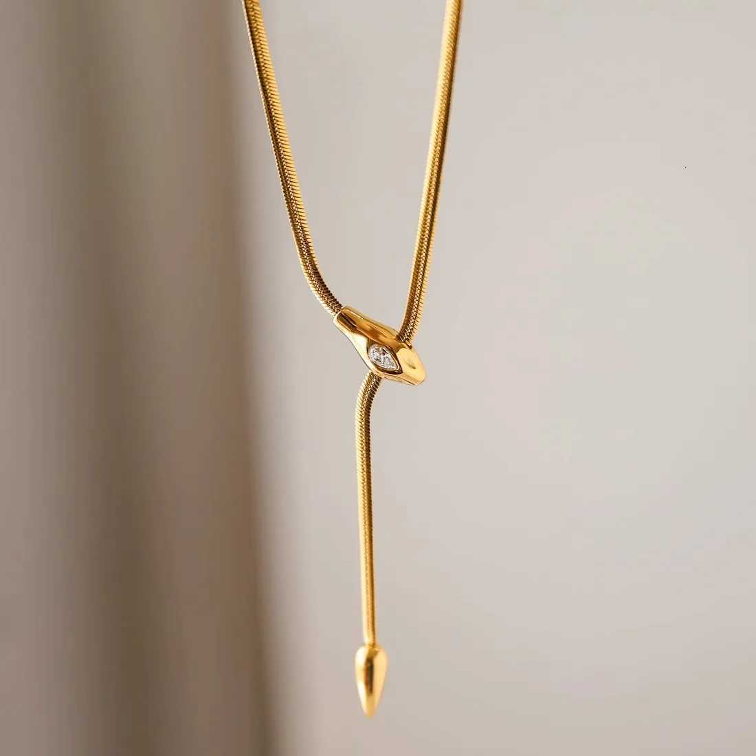 Womens Titanium Steel Gold Plated Design Snake Zircon Necklace Womens Clavicle Chain Snake Neck Chain M251216