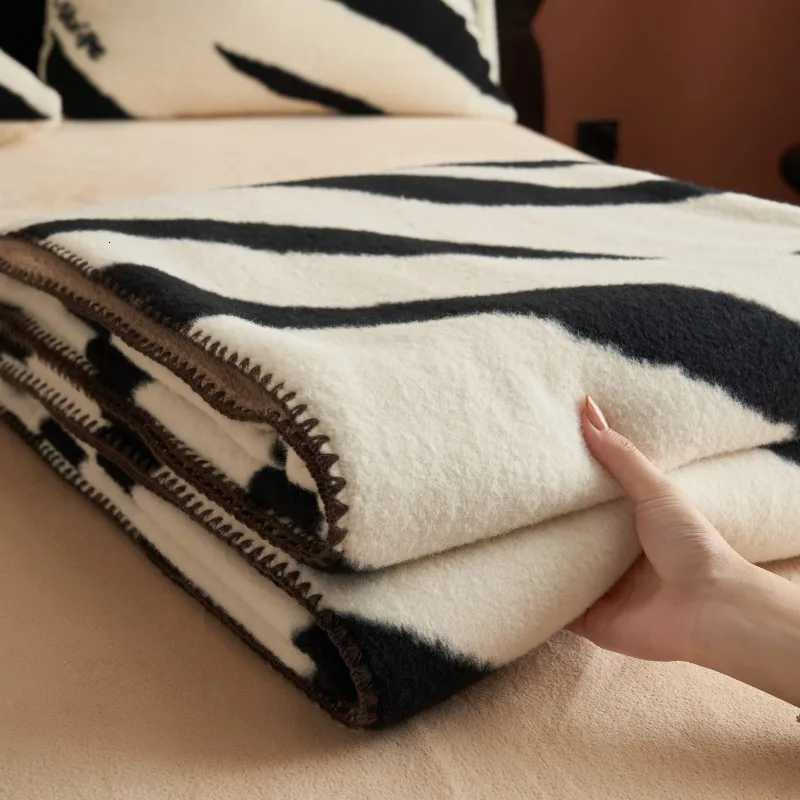 New thickened imitation cashmere milk fleece blanket shawl towel blanket coral fleece office blanket H251216 - view 3