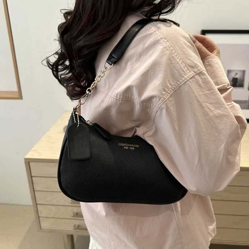 Crossbody Bag for Women Adjustable Strap Crescent Shoulder Bag PU Leather Zipper Closure Casual Handbag for Work Travel M251216