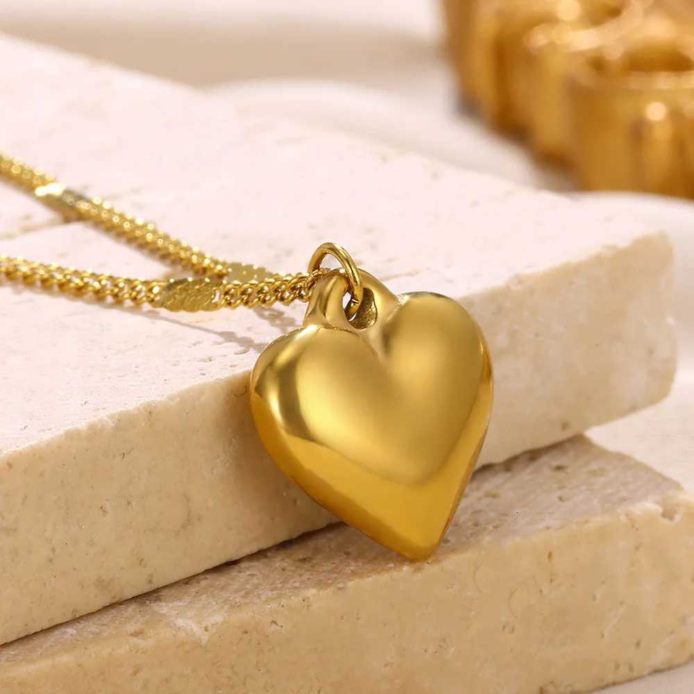 Stereoscopic StainlESS Steel Will Not Fade Small Peach Heart Golden Necklace for Women Heart Valentines Day Gift M251216