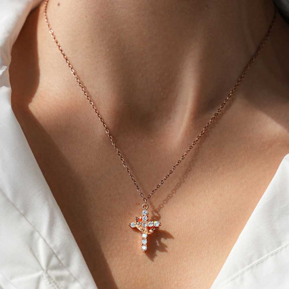 Hot Selling Womens Cross Necklace Temperament Hollow Zircon Wear Crown Design Clavicle Chain Necklace M251216