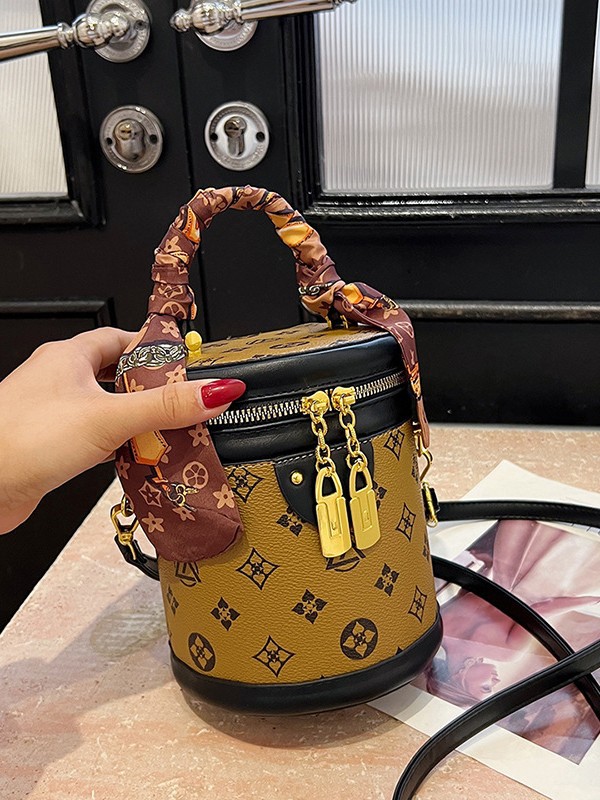 hot Free delivery designer shoulder bag Fashionable and elegant women's crossbody bag workplace commuting bag
