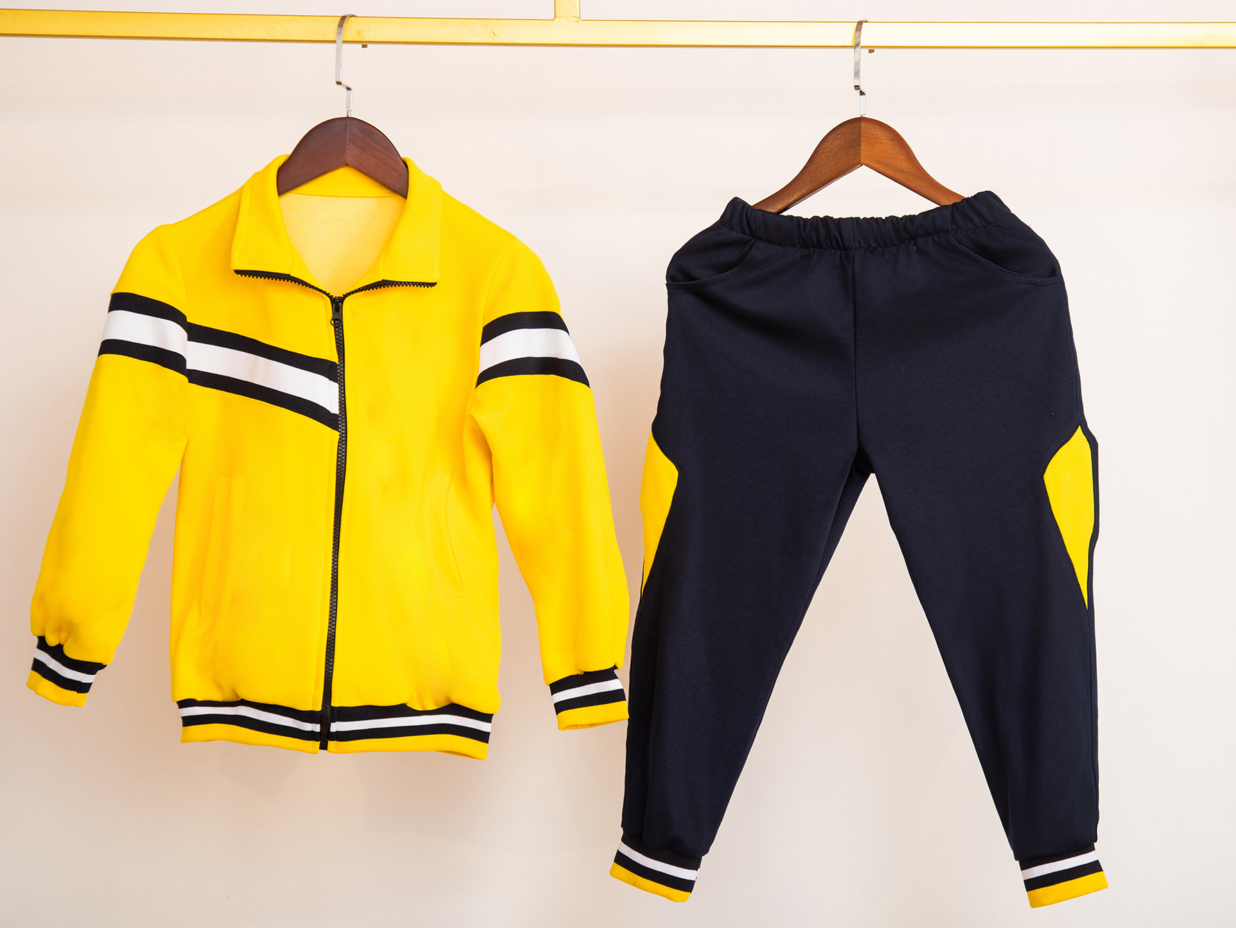 Activewear yellow and navy blue color combination sports outfit