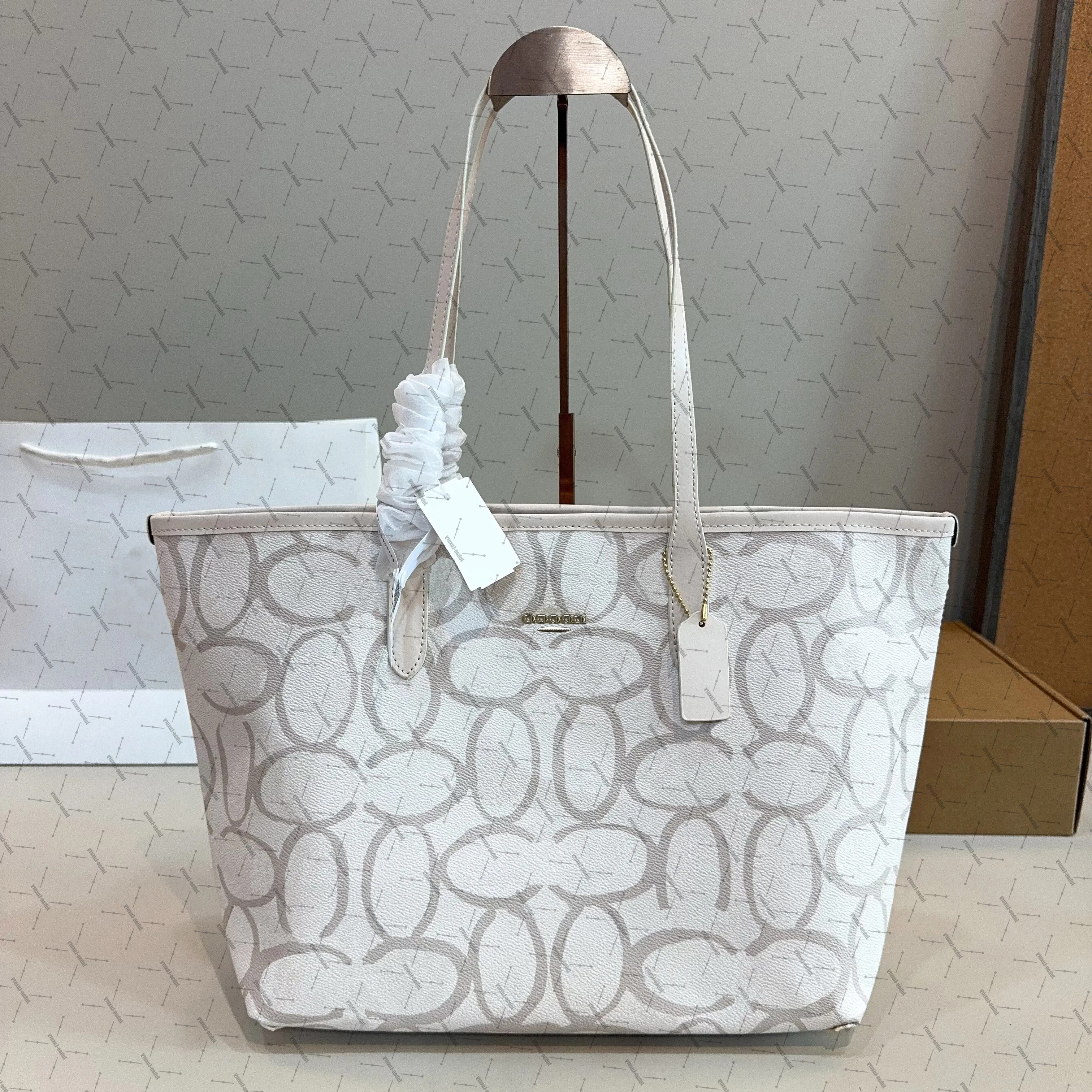 Crossbody Cloud Bag 2025 Model Candy Cloud Crossbody Tote Designer Bag Light Luxury Style Soft and Delicate Texture Essentials for Daily Commutes and Outings