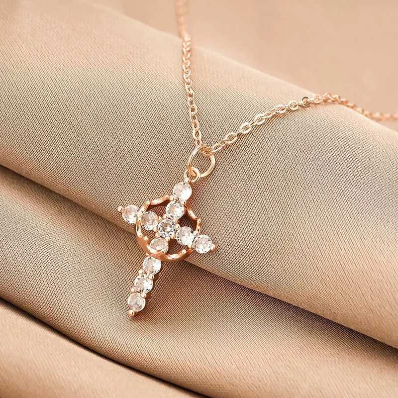 Hot Selling Womens Cross Necklace Temperament Hollow Zircon Wear Crown Design Clavicle Chain Necklace M251216