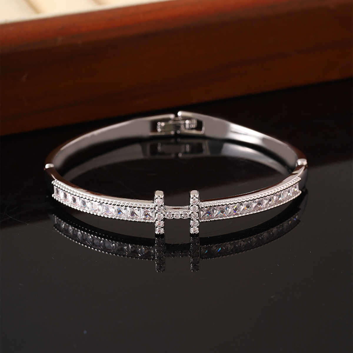 Hot-selling fashionable letter-shaped H bracelet with zirconia, light luxury, versatile and high-end, exquisite in style M251216