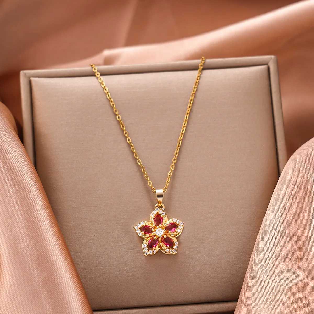 Light Luxury Stainless Steel Pendant Necklace for Women Elegant Gold Plated Chain Flowers Necklace Girls Lucky Jewelry Gift M251216