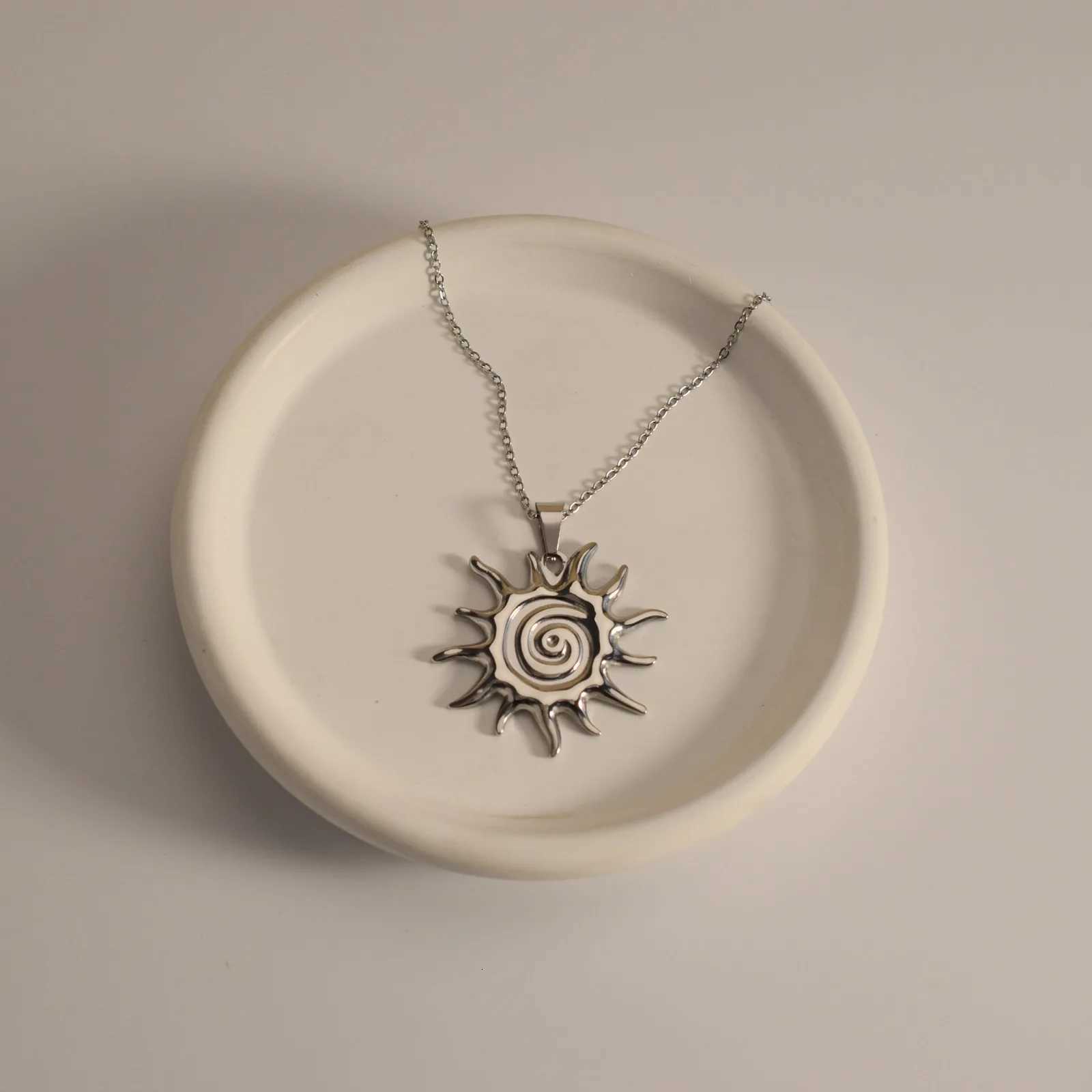 Hot Sale Swirl Sun Pendant Stainless Steel Gold Plated Simple Fashion Necklace M251216