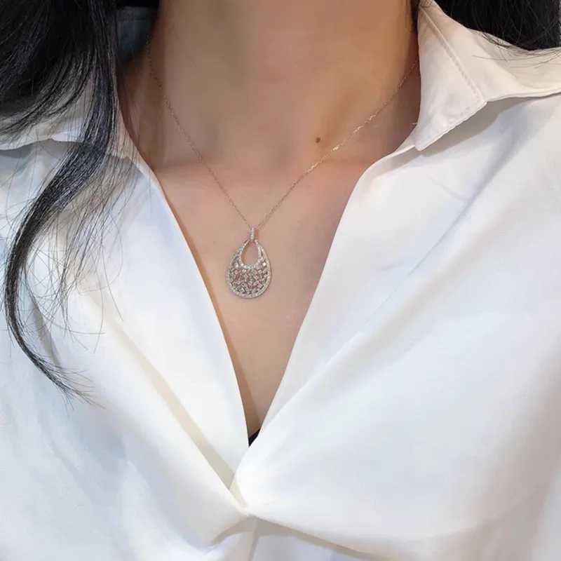 Huitan Gorgeous Waterdrop Shaped Pendant Necklace Full with Cubic Zirconia Bling Bridal Wedding Necklace Statement Jewelry M251216