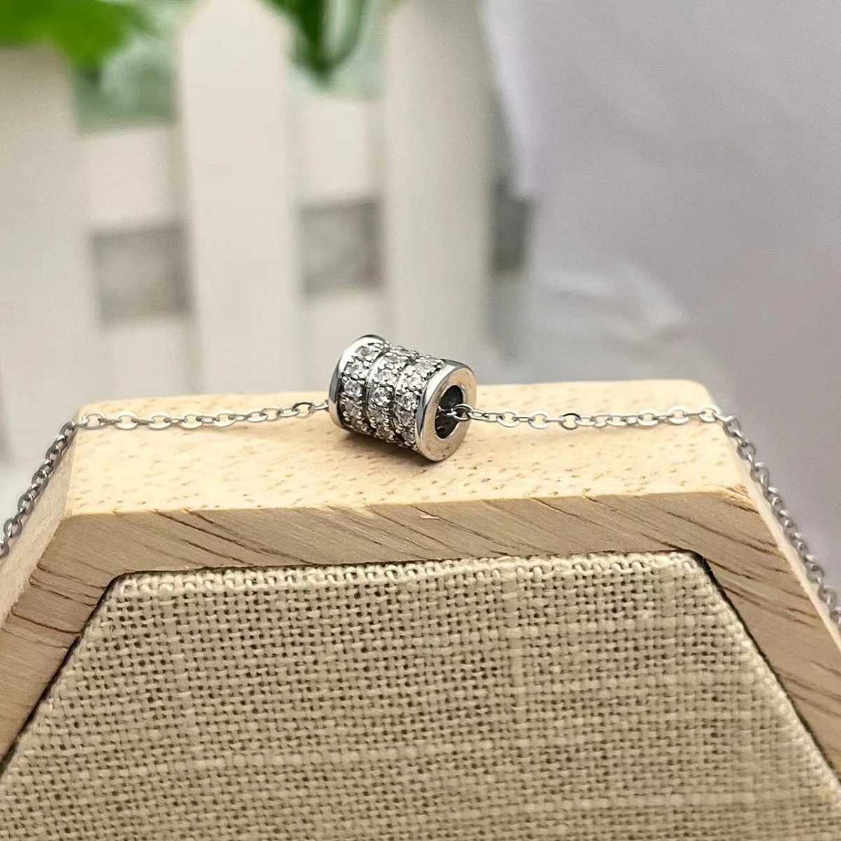 Luxury High Feeling Womens Fashion Necklace Copper Micro Zirconia Niche Pendant Light Luxury Simple Accessories M251216