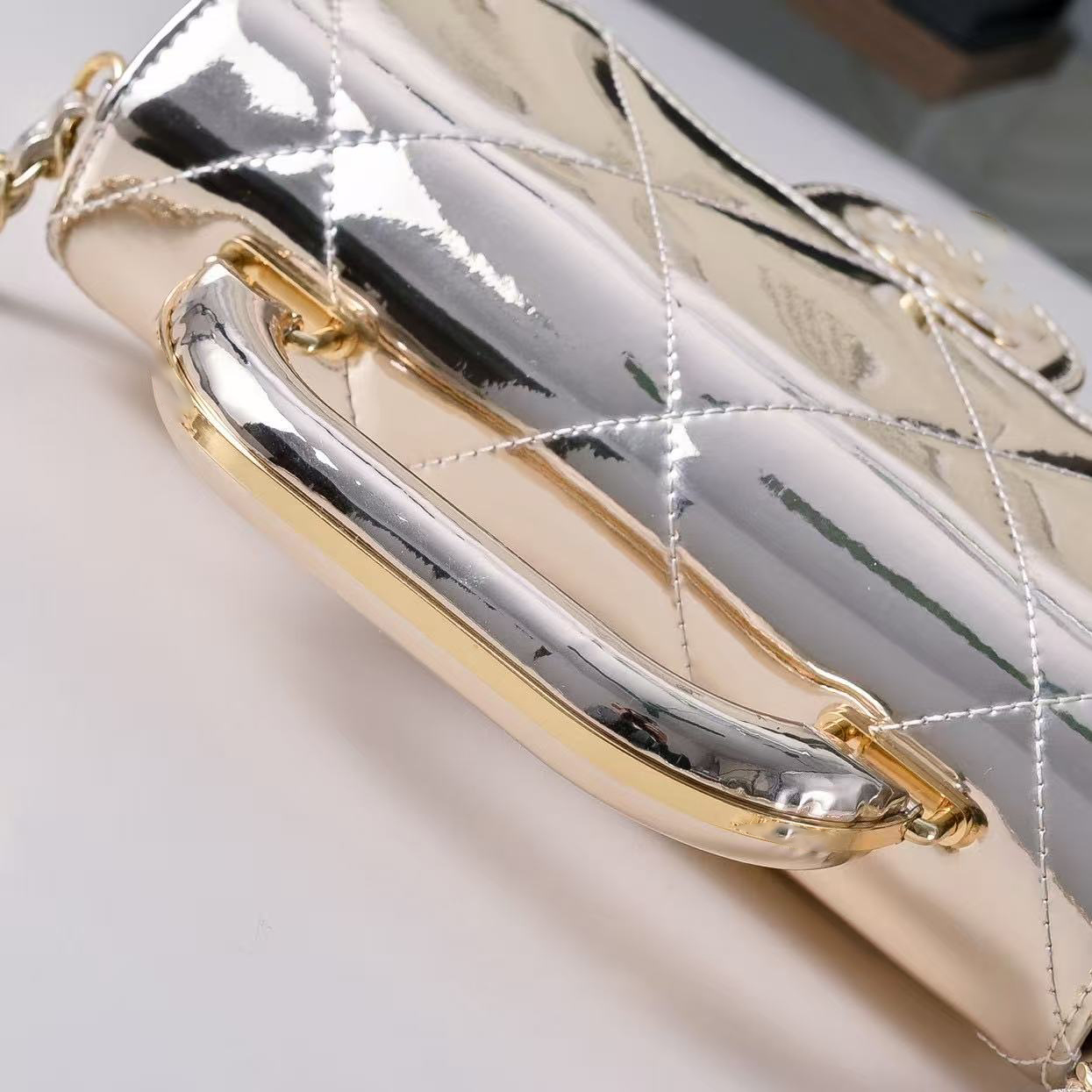 10ALuxurious 25K Baguette Style Purse - Fashionable High-Gloss Material with Secure Zipper