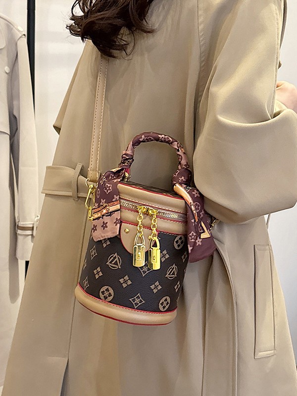 hot Free delivery designer shoulder bag Fashionable and elegant women's crossbody bag workplace commuting bag