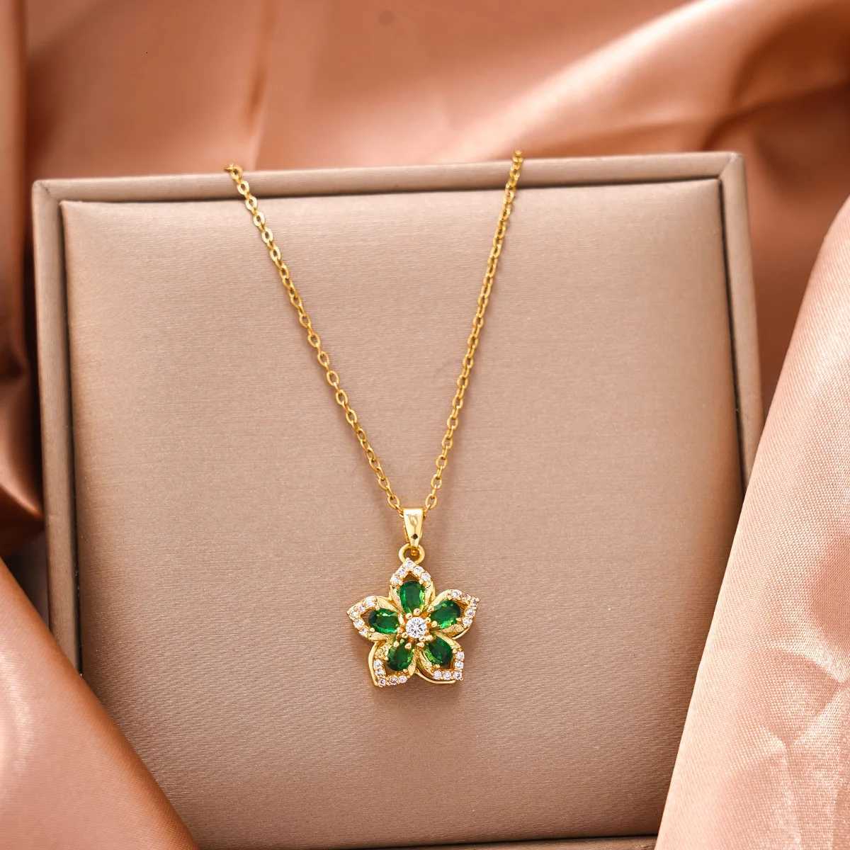 Light Luxury Stainless Steel Pendant Necklace for Women Elegant Gold Plated Chain Flowers Necklace Girls Lucky Jewelry Gift M251216