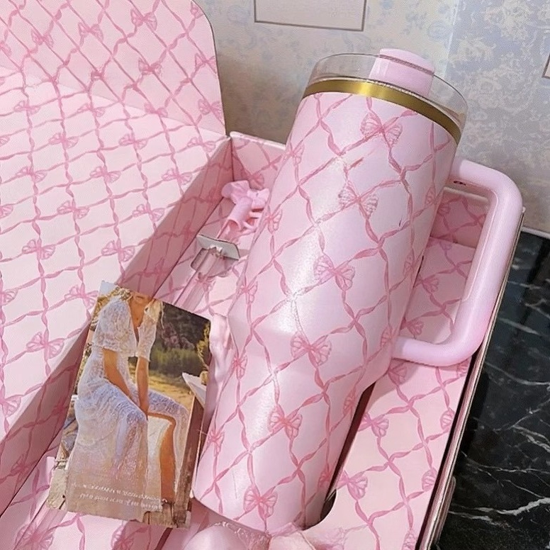 USA Warehouse Chantilly 40 OZ Cups With Bow Topper LoveShackFancy Tumblers with handle Lid And Straw Travel Car Mugs Coquette Bow Cute Water Bottles 231216