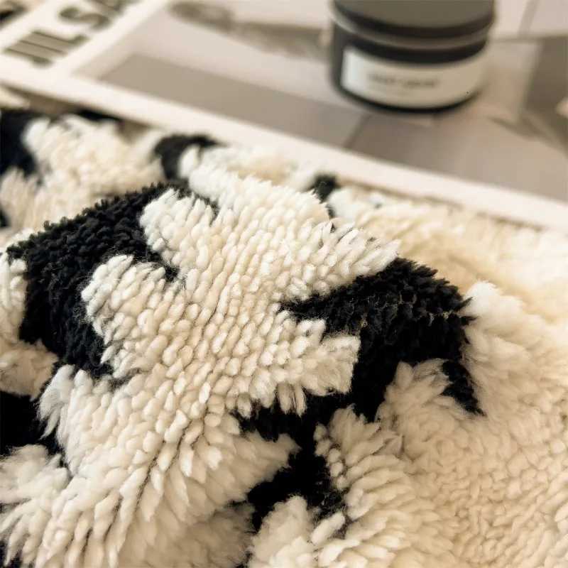 Thickened Flannel A Warm and Comfortable Cover Blanket Quilt Plush Nap Four Seasons Blankets for Sofas Sleeping H251216 - view 6