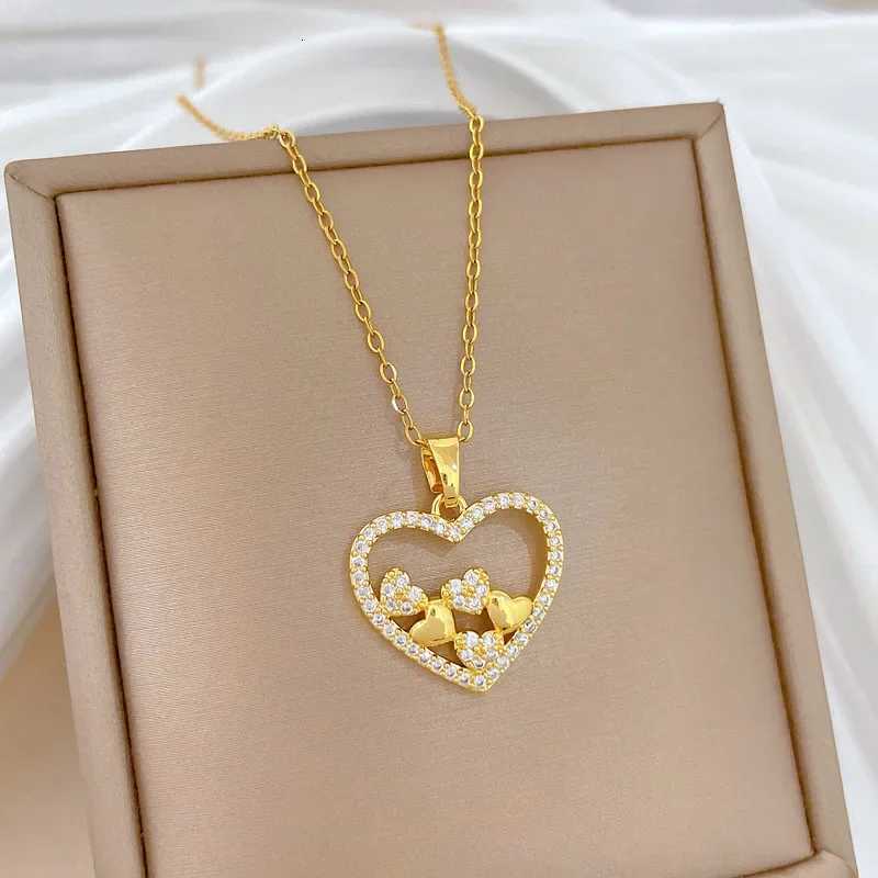 Titanium Steel Hollow Heart Necklace for Women Luxury Versatile Clavicle Chain Fashion Jewelry Accessory Elegant M251216