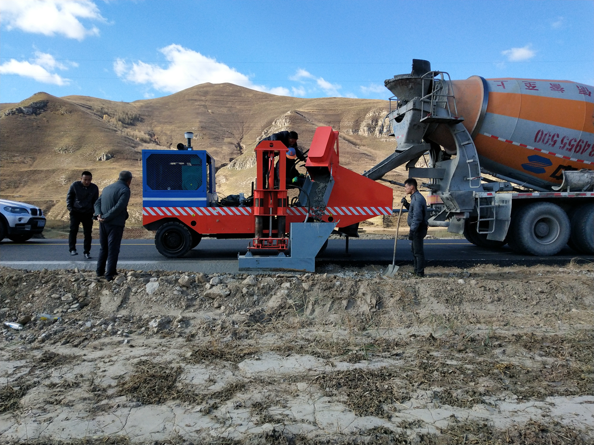 Versatile Engine-Powered Slipform Paver: Curved Concrete Curb for Roadway & Landscape Use