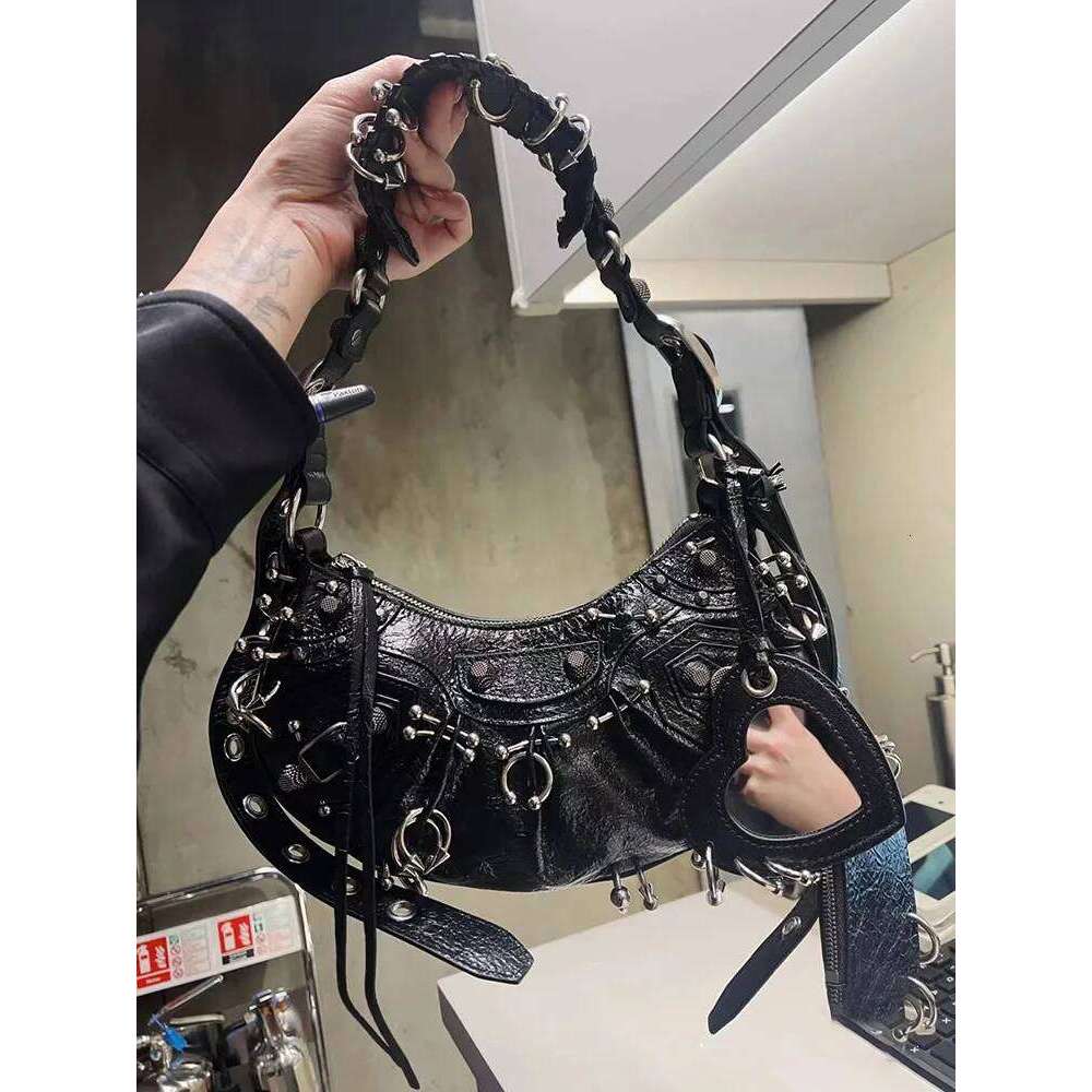 New Women S Fashion Shoulder European Vintage Style Cropped Studded Motorcycle Bag Soft Material Crossbody Design - view 4