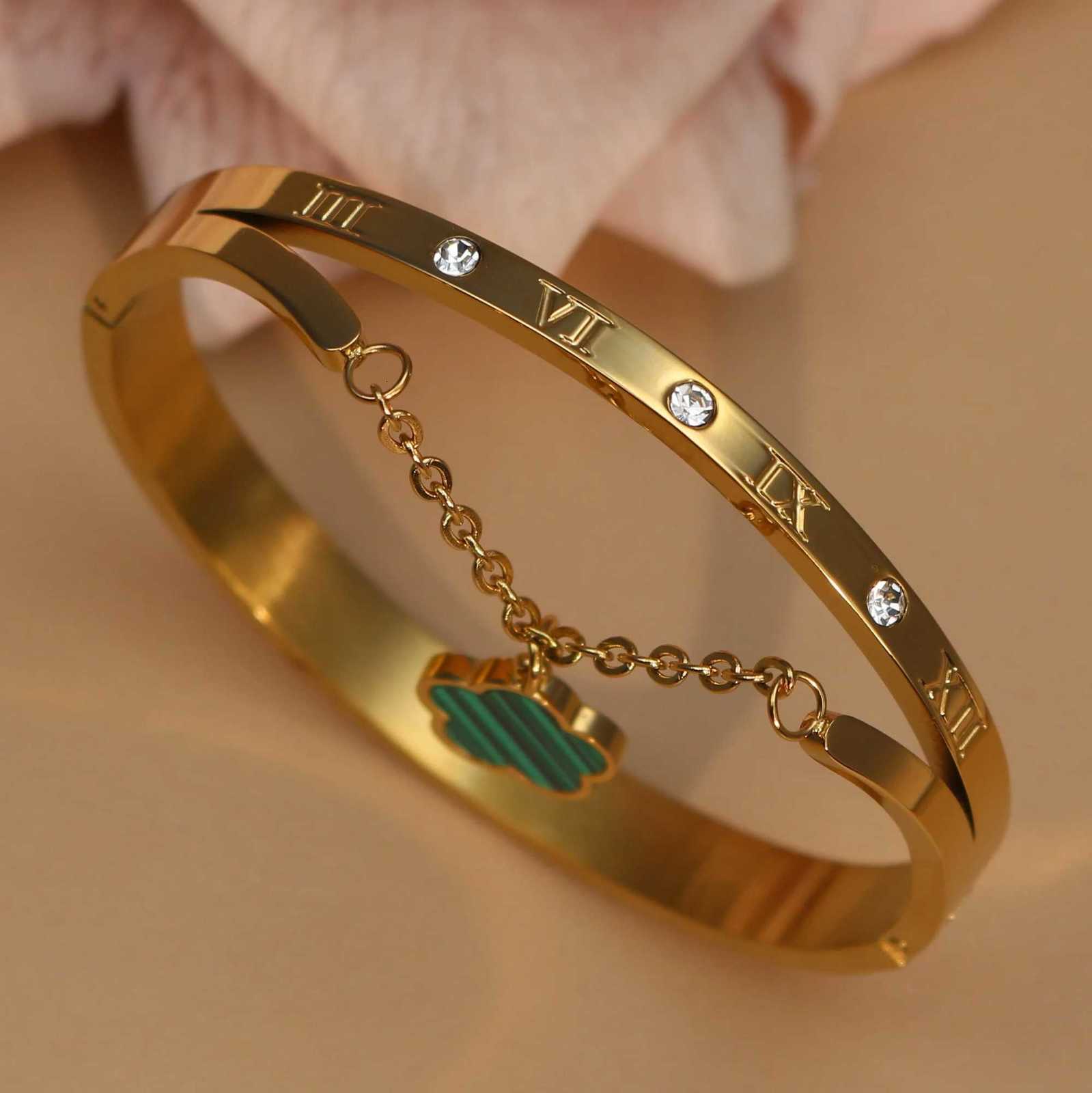 luxury New Roman Numeral Crystal Flower ShAPed Pendant Fashion StainlESS Steel Womens Bangles Wholesale gifts M251217