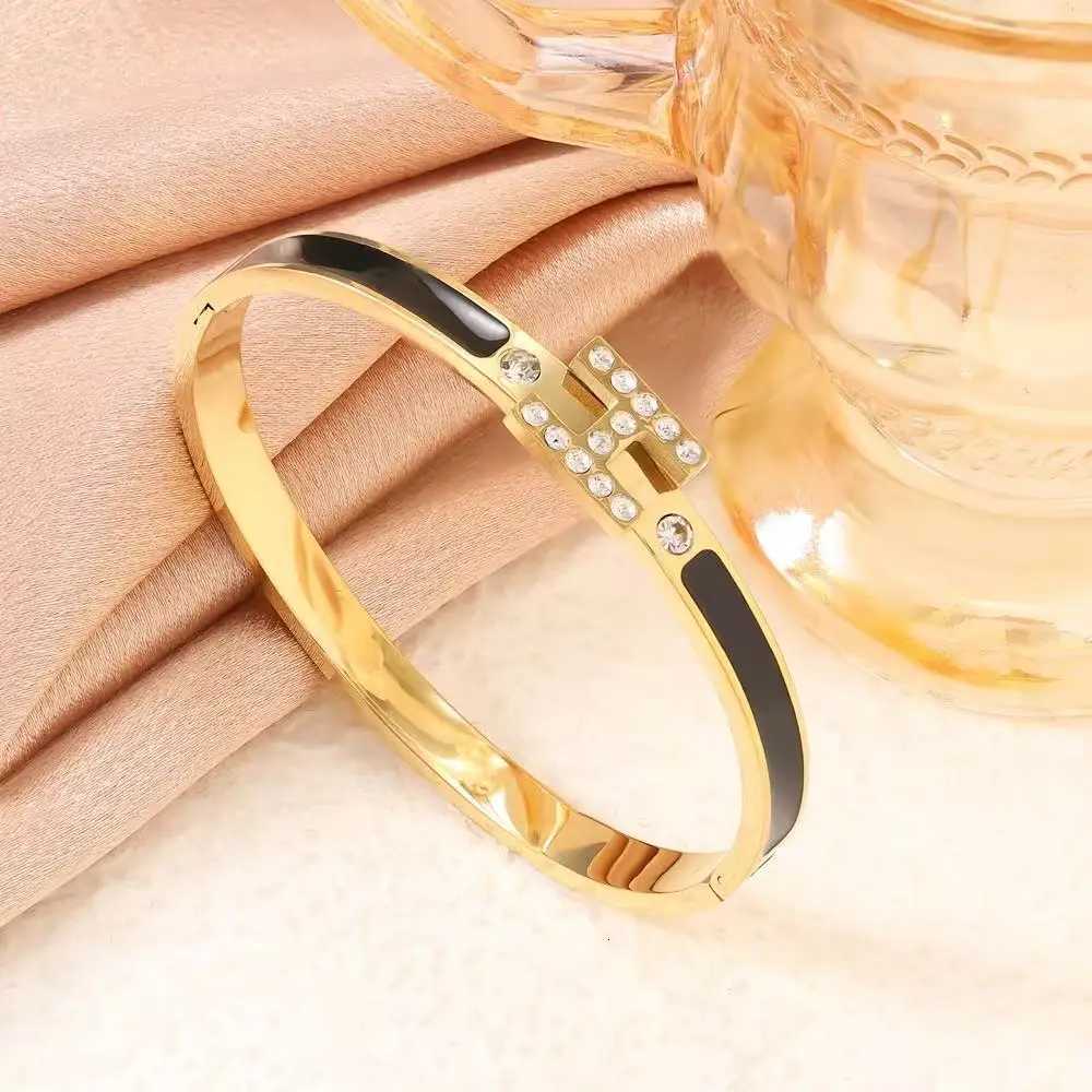 Light luxury high-end titanium steel with letter H fashionable and versatile for women M251217