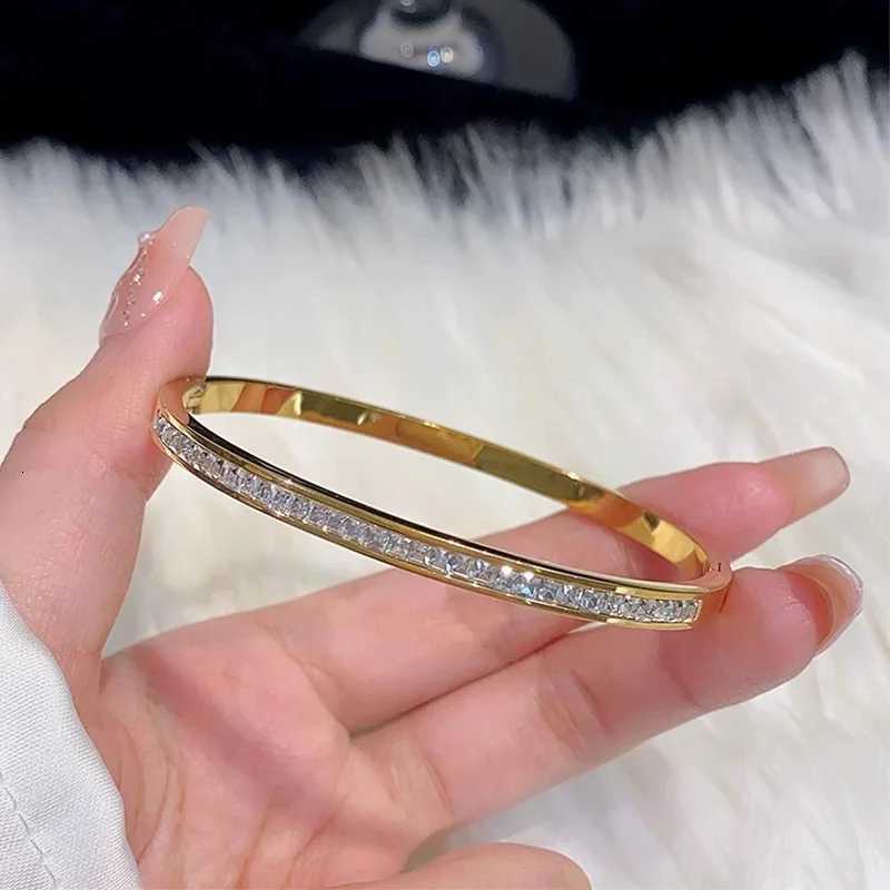 Luxury Gold Plated Bangles Jewelry Womens Hand Stainless Steel Bangle Gifts for Women Fashion Accessories Mothers Day M251217
