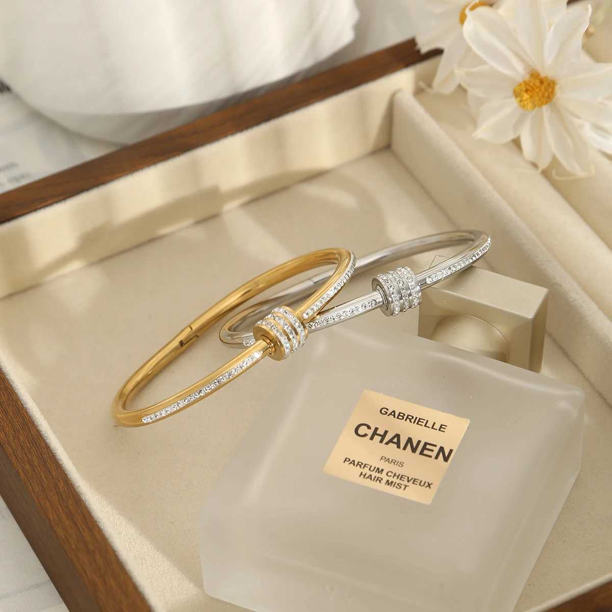 Classic Stainless Steel s For Womens Luxurious Charm 18K Gold-Plated Zirconia Wrist Jewelry Fashion Christmas Gifts M251217