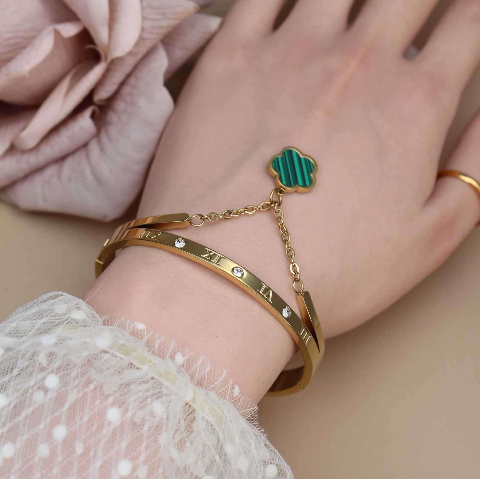 luxury New Roman Numeral Crystal Flower ShAPed Pendant Fashion StainlESS Steel Womens Bangles Wholesale gifts M251217