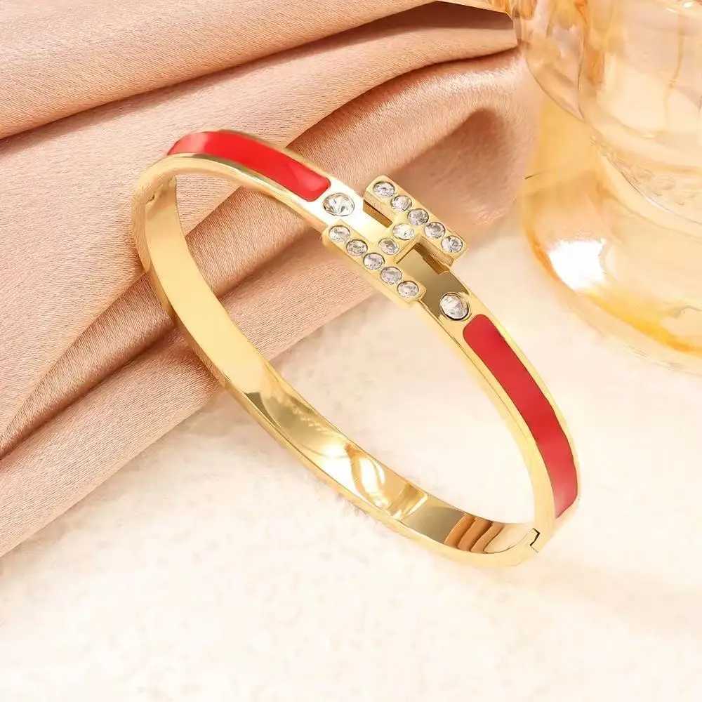 Light luxury high-end titanium steel with letter H fashionable and versatile for women M251217