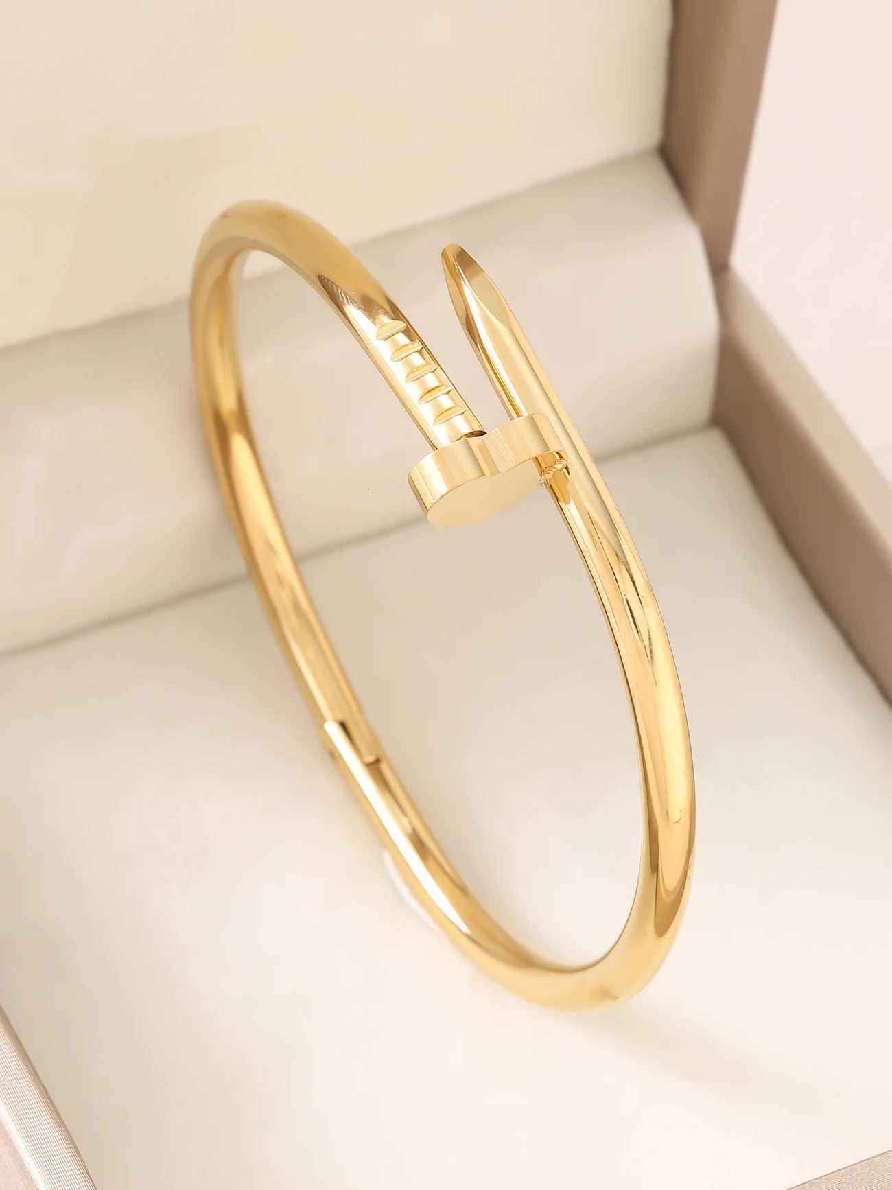 luxury 18K Gold Plated Stainless Steel Stackable With Chain And Design Fashion Style For Women Suitable For Casua M251217
