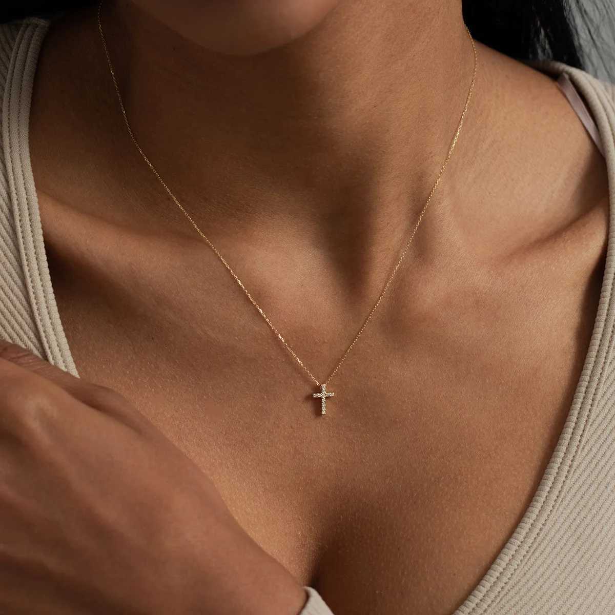Cross Necklace for Women 18K Gold Plated Cross Choker Pendant Non Tarnish Waterproof Trendy Cute Simple Small Necklace G251217