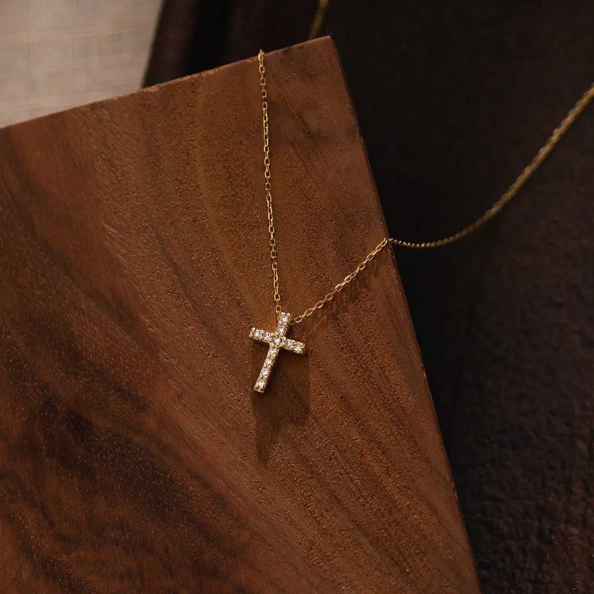 Cross Necklace for Women 18K Gold Plated Cross Choker Pendant Non Tarnish Waterproof Trendy Cute Simple Small Necklace G251217
