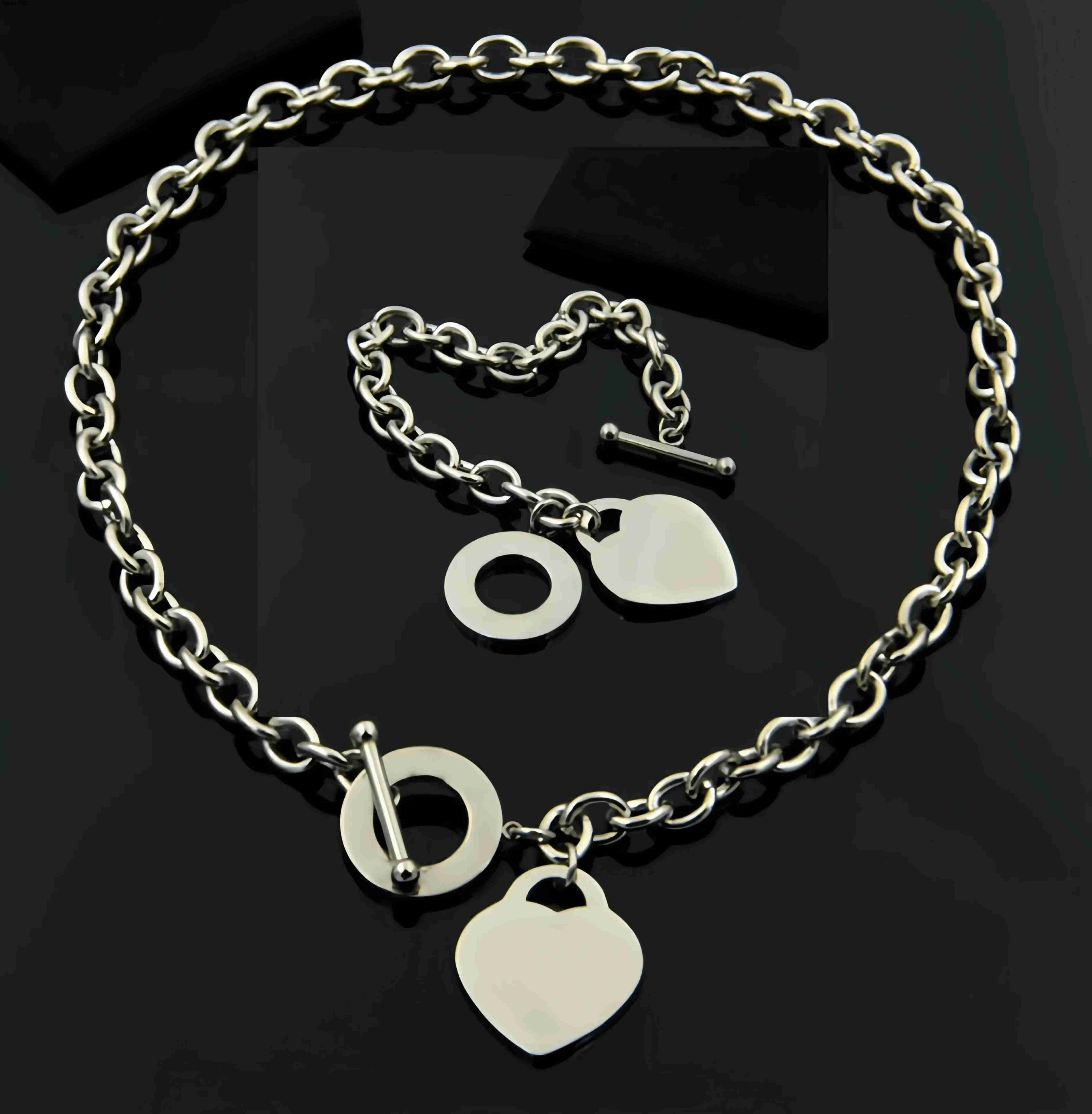 Pendant Necklaces Luxury Fashion Pendant Necklace Classic Couple Heart Necklace Fashion High Quality 316L Titanium Steel Designer Necklace Hrand Jewelry