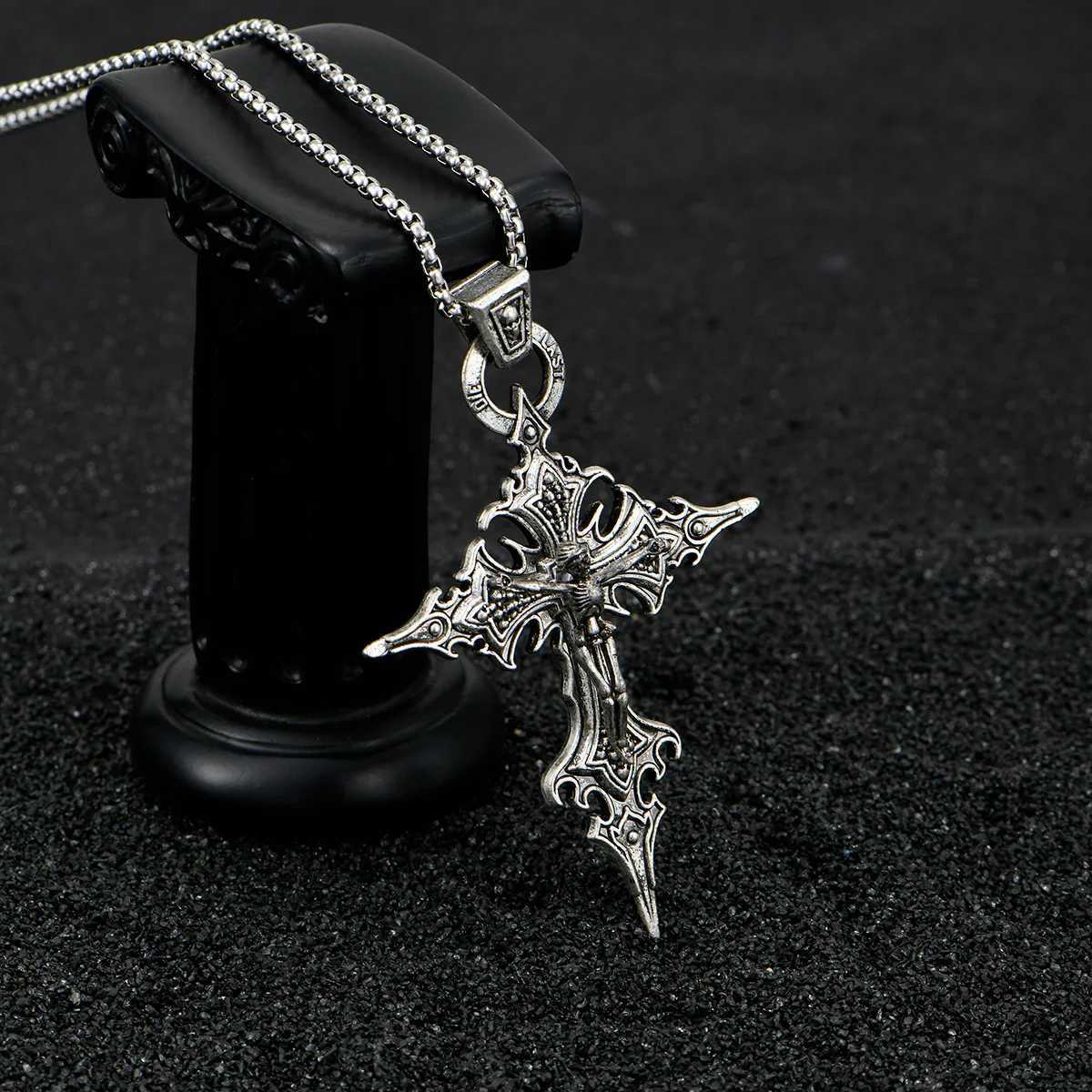 A Fashionable and Personalized Retro Gothic Nail Cross Skull Cross Pendant Necklace Halloween Necklace G251217
