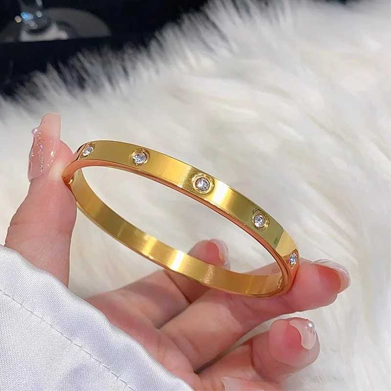 Luxury Gold Plated Bangles Jewelry Womens Hand Stainless Steel Bangle Gifts for Women Fashion Accessories Mothers Day M251217