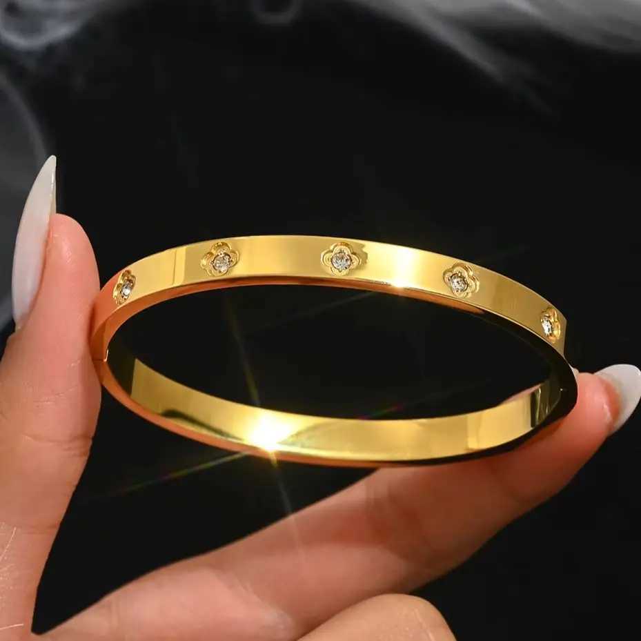 gold bangles Stainless steel jewelry gold rotating womens not easy to fade four- c r five- flower bra M251217
