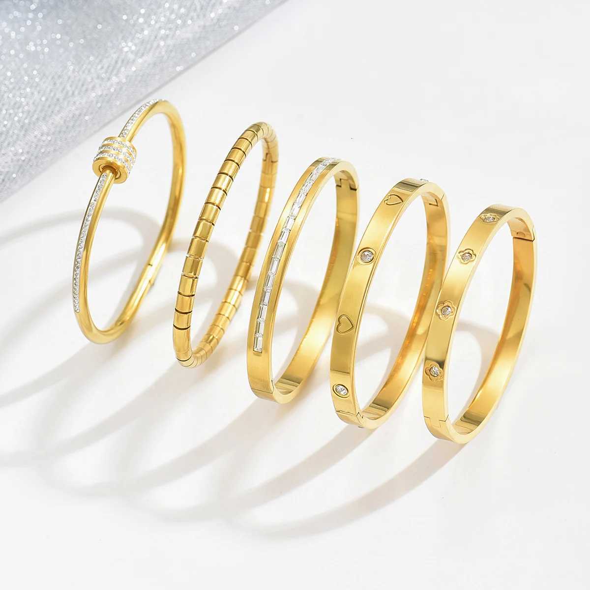 gold bangles Stainless steel jewelry gold rotating womens not easy to fade four- c r five- flower bra M251217