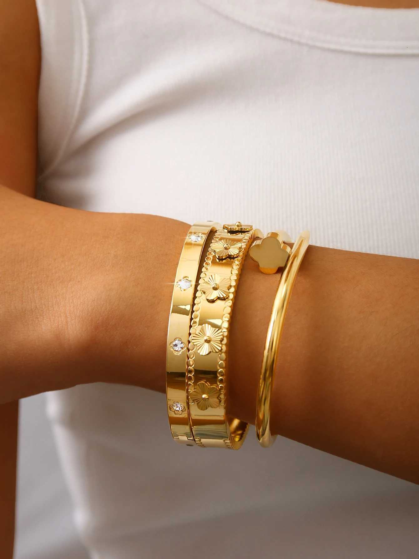 luxury Elegant Charm Fashion Vintage StainlESS Steel C r Studs Diamond-Set four- Flower Flower Female M251217