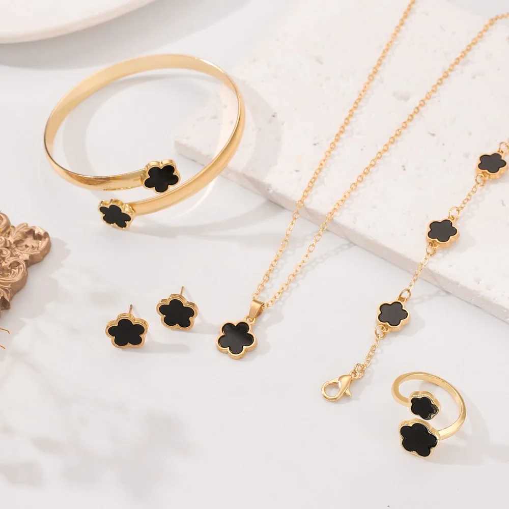 Lucky Five-petal Flower Five-Earrings Necklace Three-piece set for woman Stylish AccESSories Party Jewelry G251217