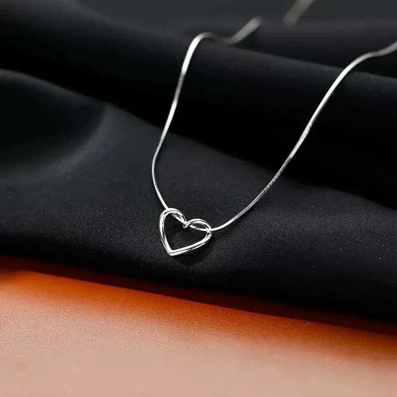 New Simple Hollow Love Heart Pendant Necklace for Women Fashion Creative Geometric Clavicle Chain Necklaces Party Jewelry Gift G251217