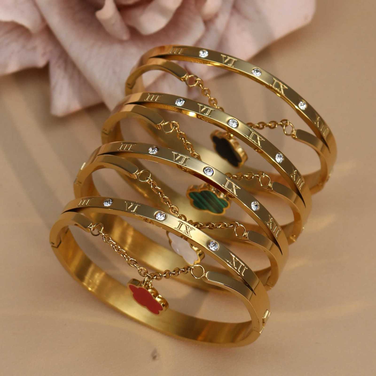 luxury New Roman Numeral Crystal Flower ShAPed Pendant Fashion StainlESS Steel Womens Bangles Wholesale gifts M251217