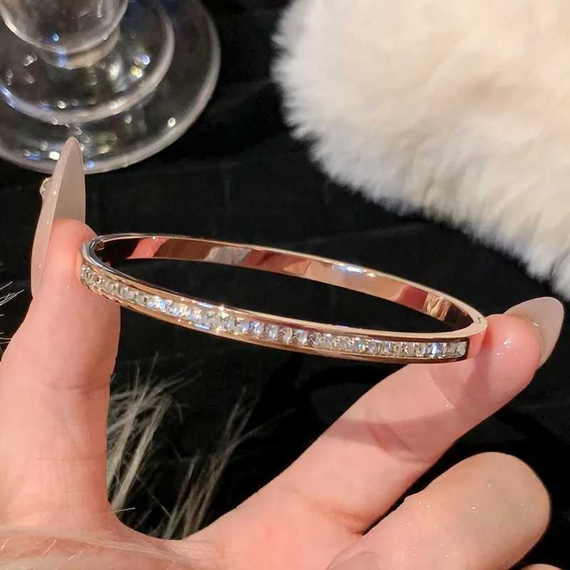 Titanium Steel Rose luxury Golden Fashionable Classic Style Stainless Inlaid With Zircon For Womens Daily Wear M251217