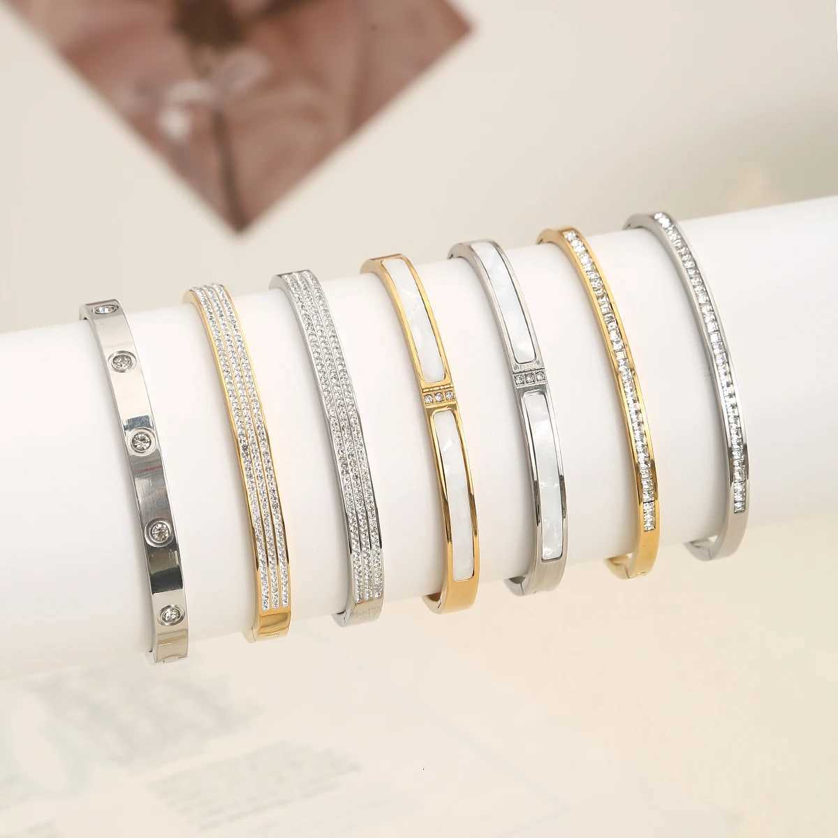 Classic Stainless Steel s For Womens Luxurious Charm 18K Gold-Plated Zirconia Wrist Jewelry Fashion Christmas Gifts M251217