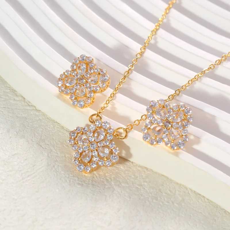 A set of high-quality flower-shaped decorative earrings and a necklace made of copper and set with zirconium stones G251217