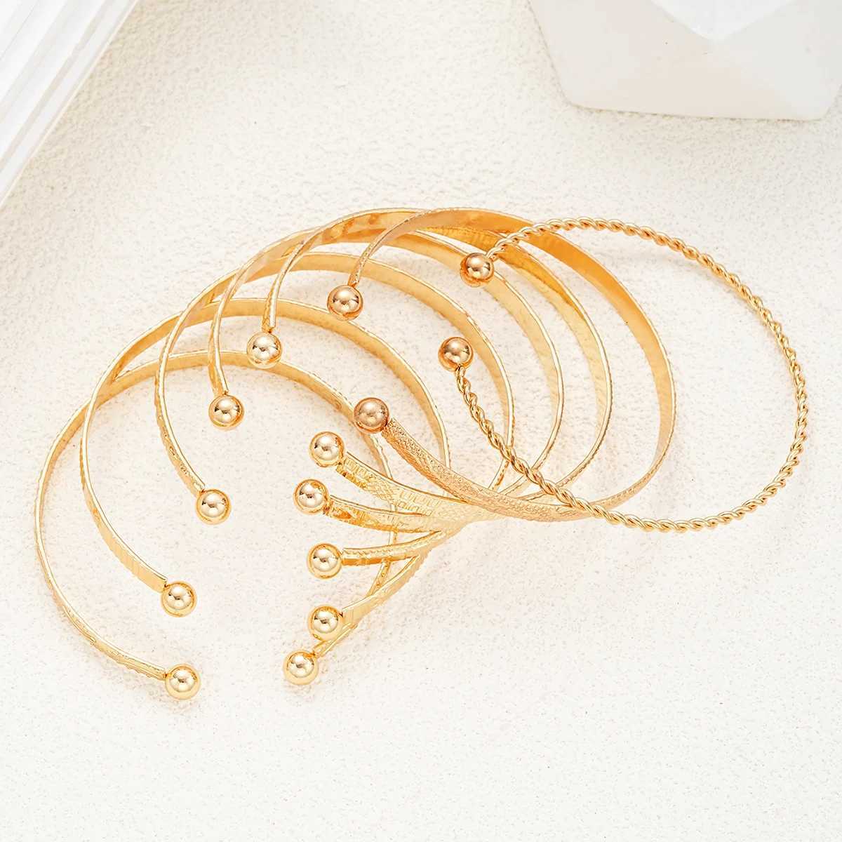 7 Pcs/Set Punk Gold Color s for Women Streetwear Goth Heart Prints Metal Design Open Bangle Fashion Jewelry Gifts 2024 M251217